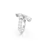 Anillo bañado en rodio adornado con Swarovski Zirconias transparentes en talla de pera y talla cuadrada con una gradación de tamaños que crea una silueta inesperada.