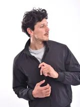 Campera bomber negra con cierre frontal y bolsillos laterales con cierre.