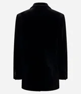 Blazer de terciopelo color negro con largo extendido, diseño cruzado con botones frontales, solapa clásica, bolsillos con tapa y mangas largas.