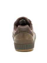 Sneakers Caterpillar modelo Axiom de color marrón, confeccionados en cuero encerado desgastado con cordones al tono y suela de goma texturizada. Presentan detalles de la marca en el lateral y en la lengüeta.
