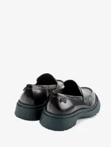 Mocasín Camper Twins de cuero negro con detalle de antifaz verde y gris.