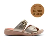 Sandalia de cuero color dorado, con dos tiras anchas en el empeine, una con hebilla dorada ajustable. Suela de goma color beige con tecnología Low Impact.