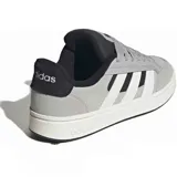 Championes Adidas Grand Court Alpha de estilo urbano, confeccionados en una combinación de gamuza y material sintético en tonos grises. Presentan las icónicas tres tiras laterales en color blanco, lengüeta acolchada, cordones gruesos y suela de caucho con tecnología de amortiguación Cloudfoam.