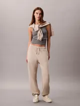 Pantalón de felpa de Calvin Klein de corte relajado, color beige, con cintura elástica ajustable con cordón, bolsillos laterales y puños elásticos en los tobillos.