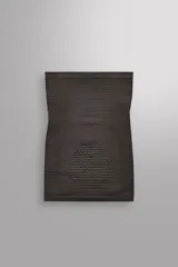 Cubre cuello de tejido técnico térmico elástico con lana, color gris oscuro. Presenta diferentes texturas de tejido para facilitar la transpiración y termorregulación.