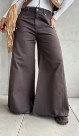 Jean de corte wide leg en color chocolate, confeccionado en denim con costuras verticales decorativas y ruedo deshilachado.