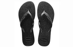 Sandalias tipo ojota Havaianas modelo Fantasia Gloss, color negro con acabado brillante en las tiras y textura granulada en la base.