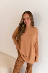 Conjunto de dos piezas compuesto por un buzo de cuello redondo y mangas largas con diseño holgado y un pantalón de corte recto y tiro alto. Ambas prendas están confeccionadas en tejido de punto acanalado.