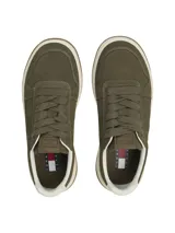 Zapatillas Tommy Jeans de corte bajo confeccionadas en ante de color verde militar, con suela chunky de goma blanca y detalle marrón en la suela inferior, cordones tono sobre tono y talón en contraste.