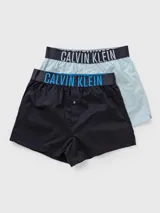 Pack de dos bóxers de algodón, uno negro y otro celeste, con cintura elástica con el logo de Calvin Klein en azul.