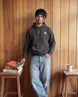 Canguro con capucha de corte regular, confeccionado en tejido con efecto stone wash. Presenta un estampado gráfico en la espalda que representa un tero con estilo urbano y letras decorativas. Cuenta con puños y cintura acanalados.