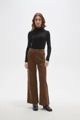 Pantalon de pana color verde oliva, de corte recto y tiro medio, con bolsillos laterales y cierre frontal.
