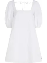 Vestido blanco de algodón orgánico hasta la rodilla, con escote cuadrado, mangas abullonadas y espalda descubierta.