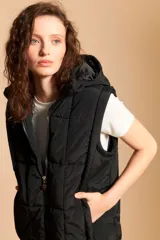 Chaleco puffer crudo matelaseado con capucha y cierre frontal de cremallera.
