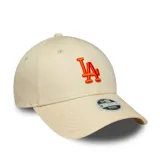 Gorra curva New Era 9FORTY de Los Angeles Dodgers, color beige con logo de los Dodgers bordado en naranja.
