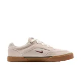 Championes Nike SB Malor de diseño clásico, confeccionados en una combinación de ante y lona en tono beige. Presentan el logo de Nike en color bordó en el lateral, suela vulcanizada de goma color caramelo y puntera reforzada para mayor durabilidad.
