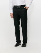 Ambo Harrington Label color negro, compuesto por saco de botonadura simple y pantalón de vestir a juego, de corte clásico y elegante.