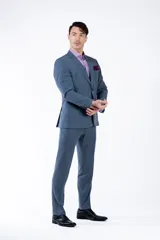 Ambo de corte slim fit compuesto por saco de dos botones con solapa clásica y pantalón de vestir a juego, en color azul con textura sutil.