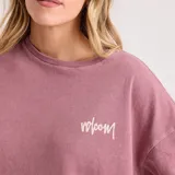 Remera oversize color bordó con cuello redondo, mangas cortas caídas y pequeño estampado con la marca en el pecho.