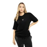 Remera regular de algodón color negro, con cuello redondo y diseño liso, cuenta con un pequeño logo bordado en el centro del pecho.