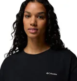 Remera oversize de Columbia color negro, de manga corta, con cuello redondo y el logo de la marca estampado en pequeño en el pecho.
