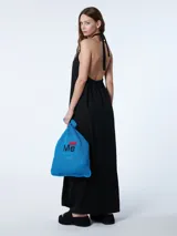 Vestido largo color marrón claro, con cuello halter y espalda descubierta.