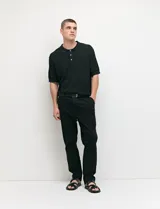 Pantalon tipo chino corte slim moderno, color negro, ideal para un estilo casual y versatil. Presenta bolsillos funcionales delanteros e italianos y detalles de costura premium.