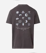 Remera de corte comfort color gris oscuro, con cuello redondo y mangas cortas. Presenta un pequeño estampado frontal con íconos étnicos y lettering en color blanco.