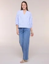 Blusa celeste a rayas con aplicaciones florales en relieve, escote en V y mangas 3/4 abullonadas con puños elásticos.