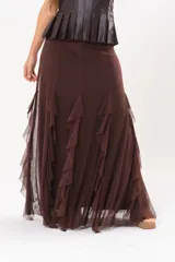 Pollera larga color chocolate confeccionada en microtul, totalmente forrada, con diseño fluido y volados en cascada que aportan movimiento.