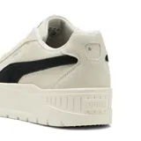 Championes Puma Karmen II con plataforma, confeccionados en gamuza color beige con la icónica franja lateral de Puma en color negro y detalles plateados.