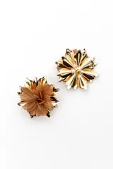 Aros tipo caravanas con diseño floral, combinando pétalos de metal dorado brillante con pétalos de tela de red negra en el centro.