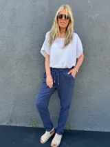 Pantalón babucha azul de algodón tramado, con cintura elastizada y cordón ajustable.