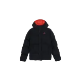 Campera puffer Jordan modelo Essential Puffer, de color negro con interior y detalles en rojo. Cuenta con capucha ajustable, cierre frontal con solapa de botones y el logo Jumpman bordado en el pecho.