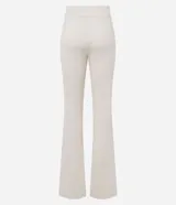 Pantalón flare negro de punto roma con detalle metálico en la cintura y cierre delantero.