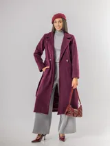 Tapado de paño sofisticado con solapas clásicas, cierre frontal de botones y bolsillos laterales. Presenta un diseño de corte recto y estructura elegante.