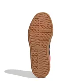 Championes Adidas modelo VL Court Bold, de diseño inspirado en el skate con plataforma. Presentan una capellada de gamuza en color rosado con las icónicas tres rayas laterales en azul marino y suela de goma color caramelo.