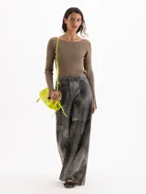 Top de punto color blanco con escote bote, mangas largas con abertura en los puños y detalles de tejido en relieve en la parte frontal y mangas.