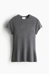 Top de punto fino color gris oscuro, con cuello redondo acanalado, mangas cortas tipo raglán y silueta acampanada (peplum).