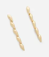 Par de caravanas alargadas de metal reciclado con baño light gold. Cada caravana está compuesta por una serie de eslabones con forma de gota alargada y pulida, unidas en secuencia.