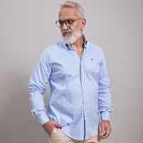 Camisa de vestir celeste a rayas verticales blancas, de corte clásico, con cuello abotonado y manga larga.