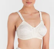 Soutien reductor sin aro color blanco, con copas reforzadas y detalle de puntilla. Confeccionado con tela que contiene fibra LYCRA®. Breteles anchos elásticos regulables.