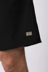 Short de baño color verde oliva, de corte recto y largo hasta la rodilla, con cordón de ajuste blanco en la cintura y bolsillo lateral con etiqueta con logo VCP.