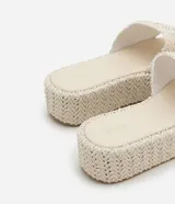 Sandalias flatform Satinato color beige, con tira ancha de superficie trenzada y suela de plataforma plana con detalle revestido en el mismo diseño.