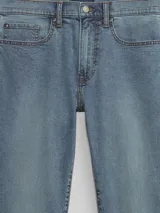 Jean slim celeste de tiro medio, con bolsillos delanteros y traseros.