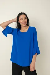Blusa azul royal de mangas 3/4 con volados y cuello redondo.
