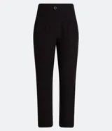 Pantalón zanahoria de sastrería color blanco, con cintura alta, trabillas y botón contrastante.