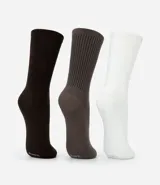 Kit de tres pares de medias de caña alta con textura acanalada, confeccionadas en tejido de algodón suave y elástico.