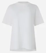 Blusa de manga corta confeccionada en algodón pima, con cuello redondo y diseño liso. Presenta un corte clásico con el bajo ligeramente más largo en la parte posterior.