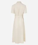 Vestido midi color crema, tipo camisero, con cuello, manga corta y cierre frontal de botones. Presenta bolsillos utilitarios en el pecho y la cadera, y un cinturón ajustable con hebilla redonda de madera. Confeccionado en sarga de algodón.